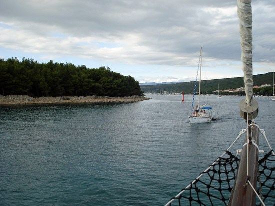 21 Einfahrt zum Hafen in Punat