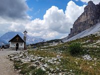 060 und zurueck bei der Kapelle